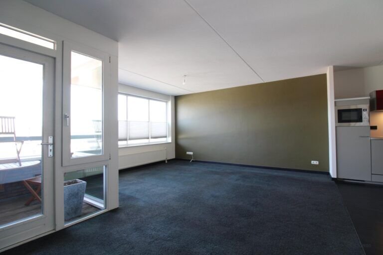 2-bedroom apartment with private parking - Image 7