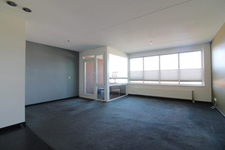2-bedroom apartment with private parking - Image 5
