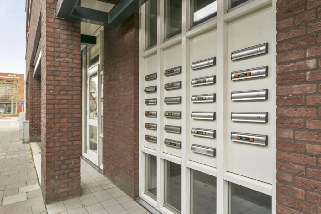 2-bedroom apartment with private parking - Image 2