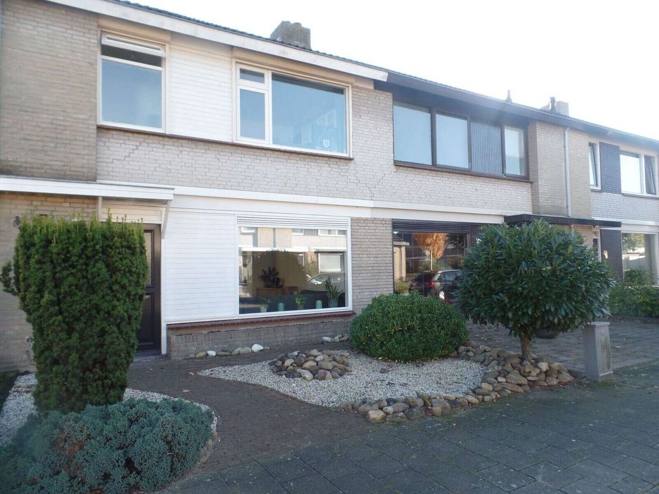 Family home with sunny garden in Made - Image 1
