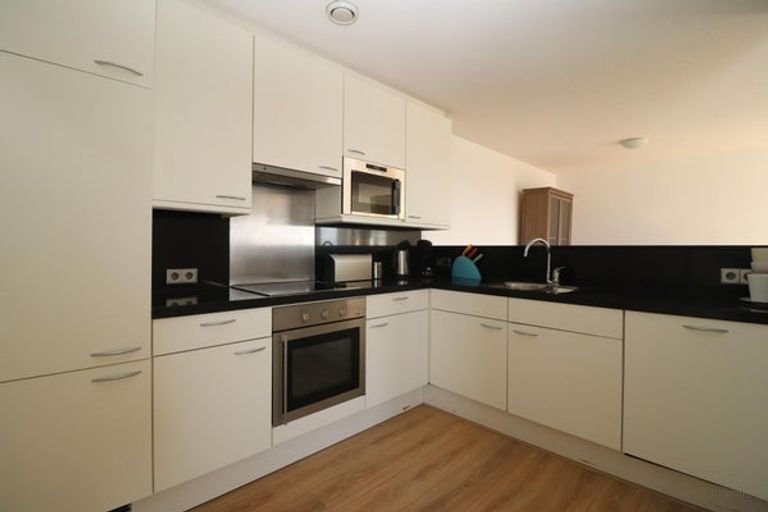 Apartment on the 15th floor with an unobstructed view of the Maas river - Image 5