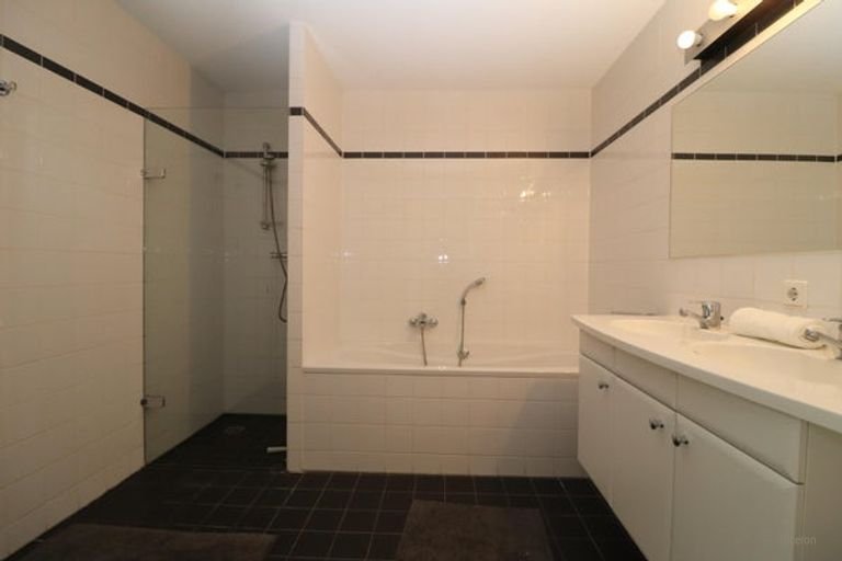 Apartment on the 15th floor with an unobstructed view of the Maas river - Image 7