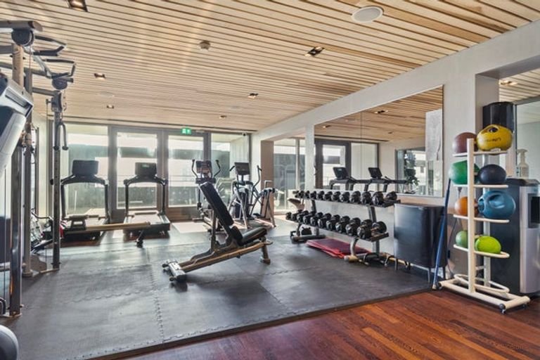 Apartment on the 15th floor with an unobstructed view of the Maas river - Image 13