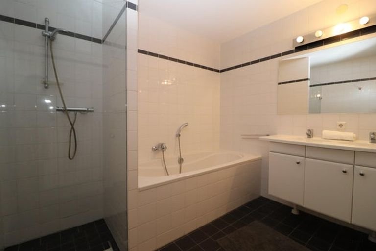 Apartment on the 15th floor with an unobstructed view of the Maas river - Image 8