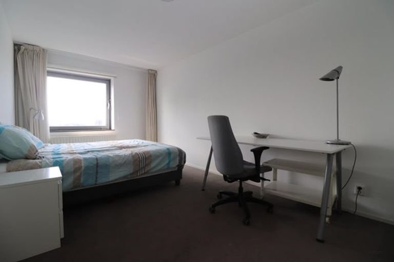 Apartment on the 15th floor with an unobstructed view of the Maas river - Image 11