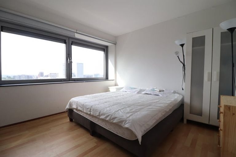 Apartment on the 15th floor with an unobstructed view of the Maas river - Image 6
