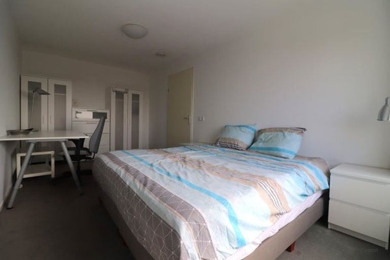 Apartment on the 15th floor with an unobstructed view of the Maas river - Image 12