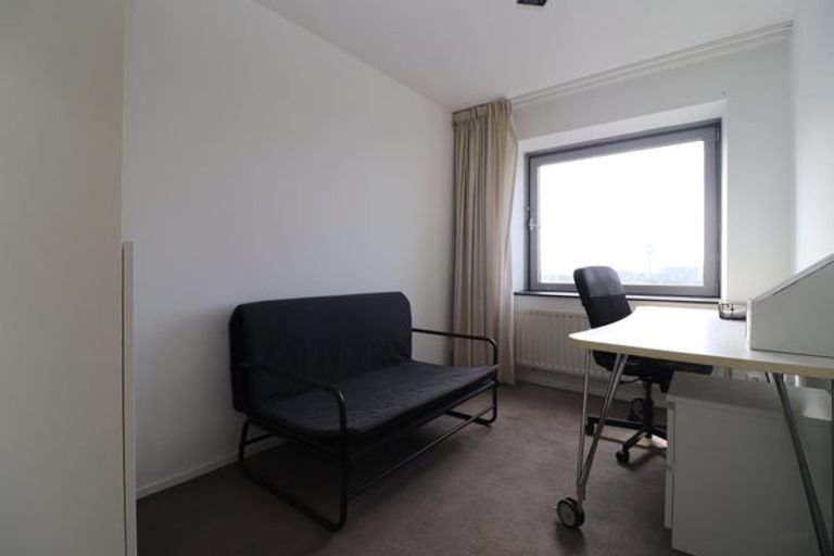Apartment on the 15th floor with an unobstructed view of the Maas river - Image 9