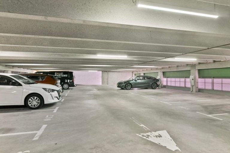 Apartment on the 15th floor with an unobstructed view of the Maas river - Image 15