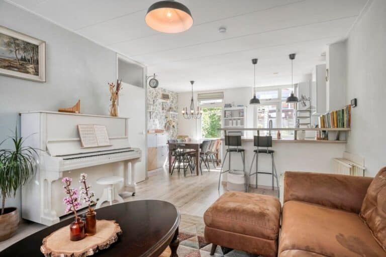 Furnished family home with garden - Image 4