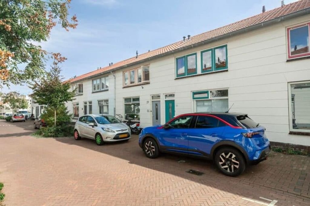 Furnished family home with garden - Image 2