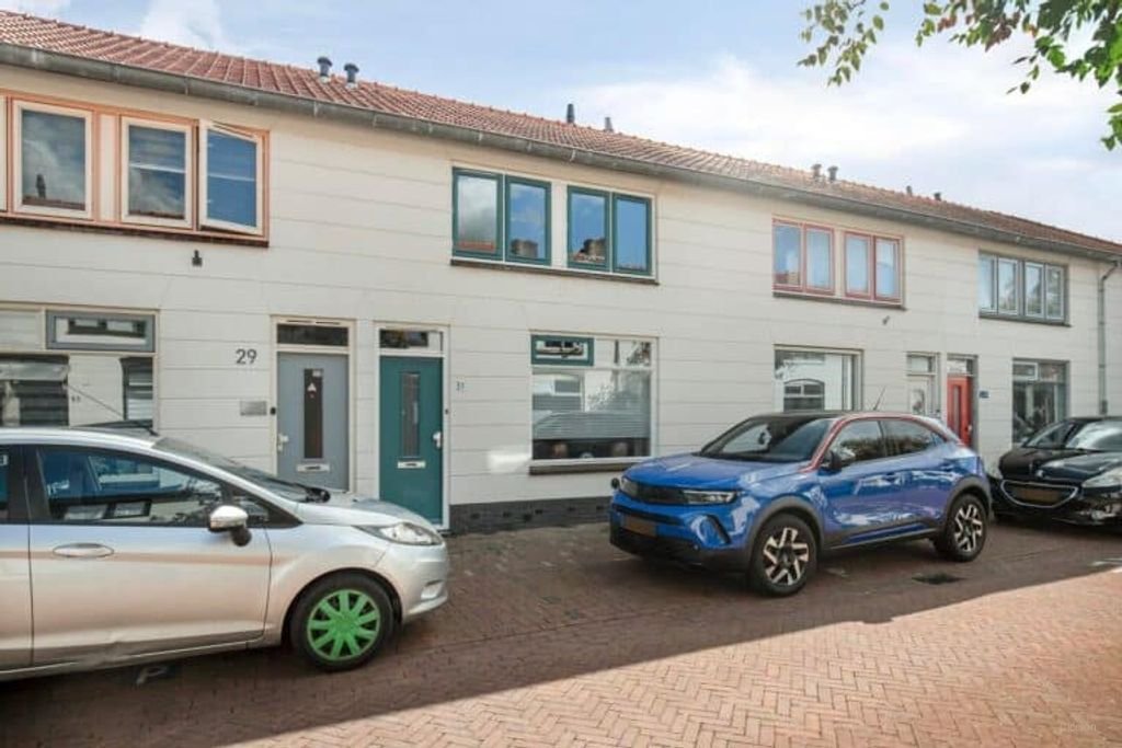 Furnished family home with garden - Image 1