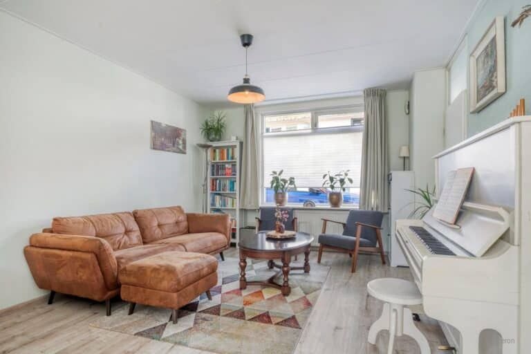 Furnished family home with garden - Image 6