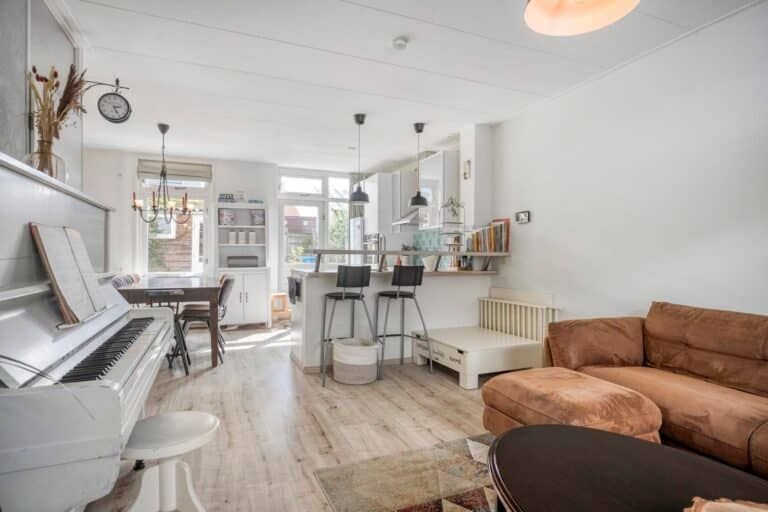 Furnished family home with garden - Image 3