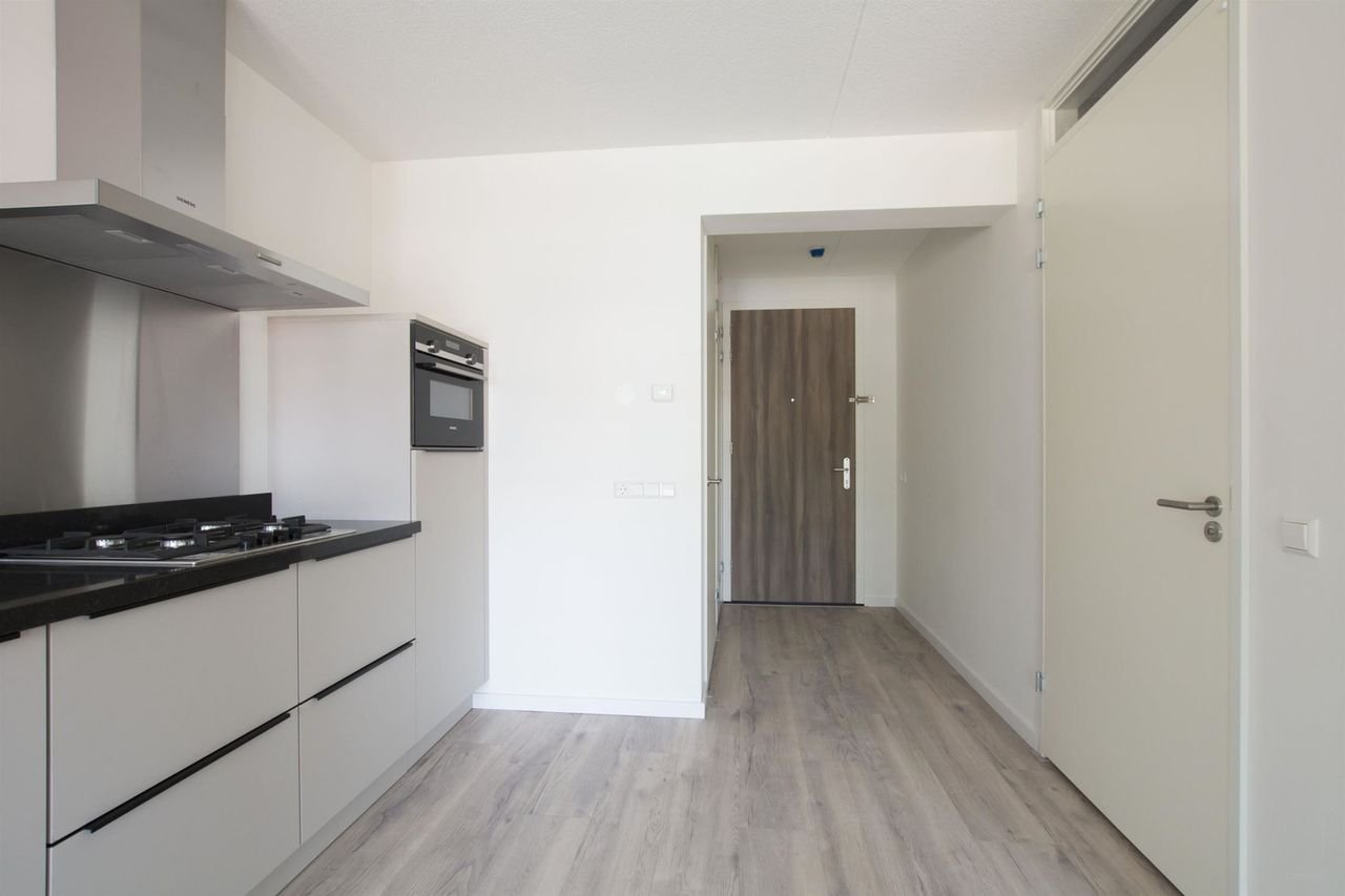 Modern studio with balcony in Loosduinen - Image 2