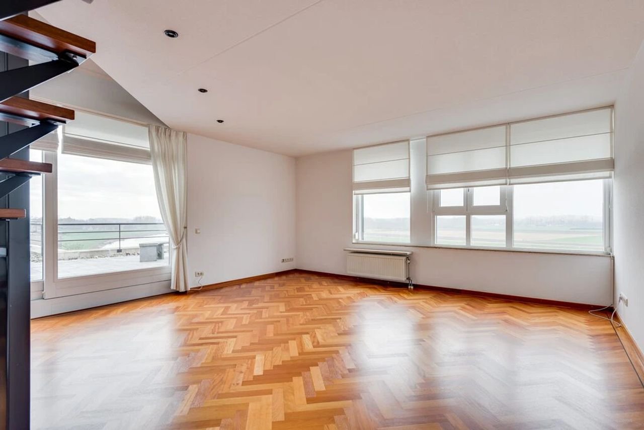 Spacious penthouse with Meuse River views - Image 8