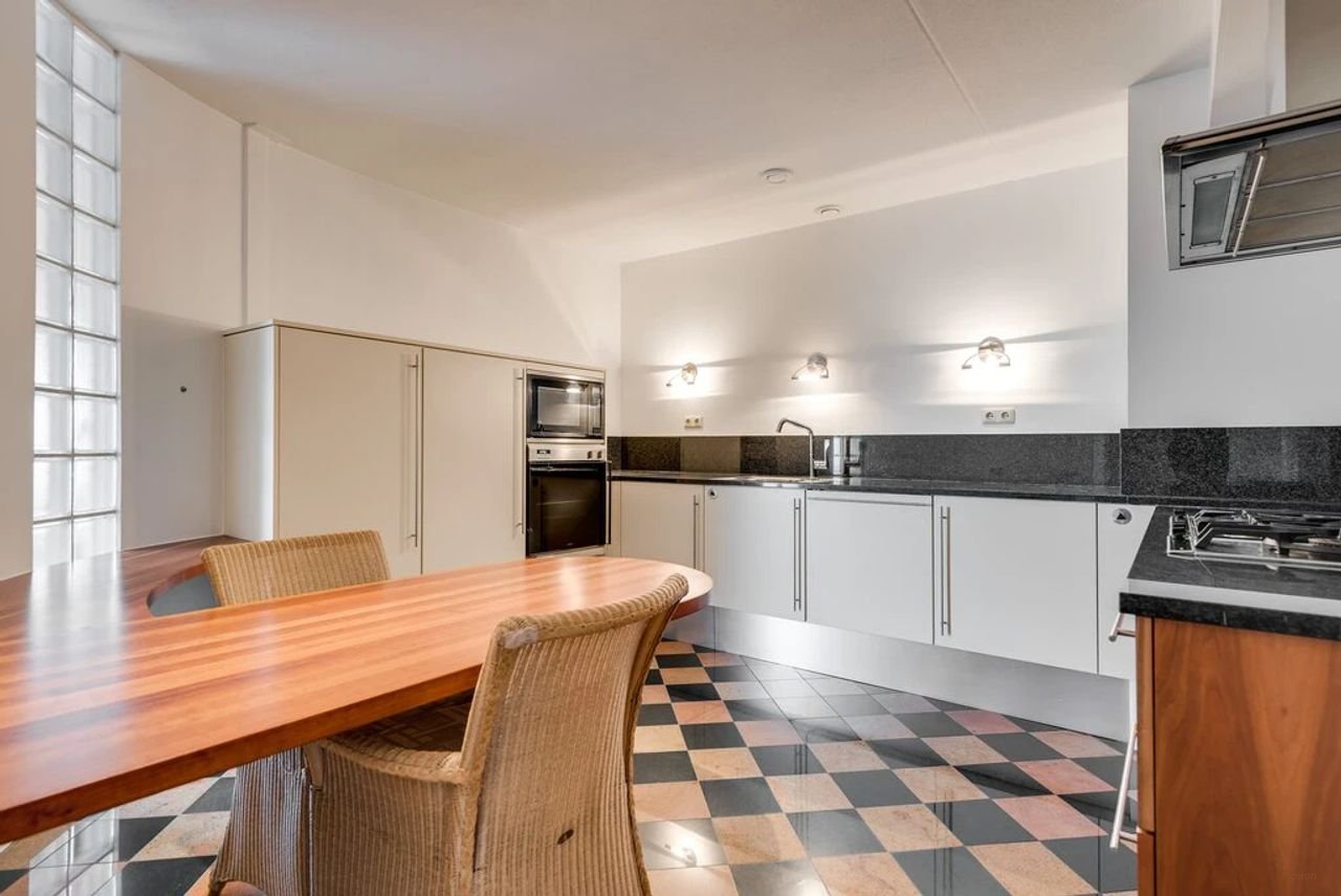 Spacious penthouse with Meuse River views - Image 15