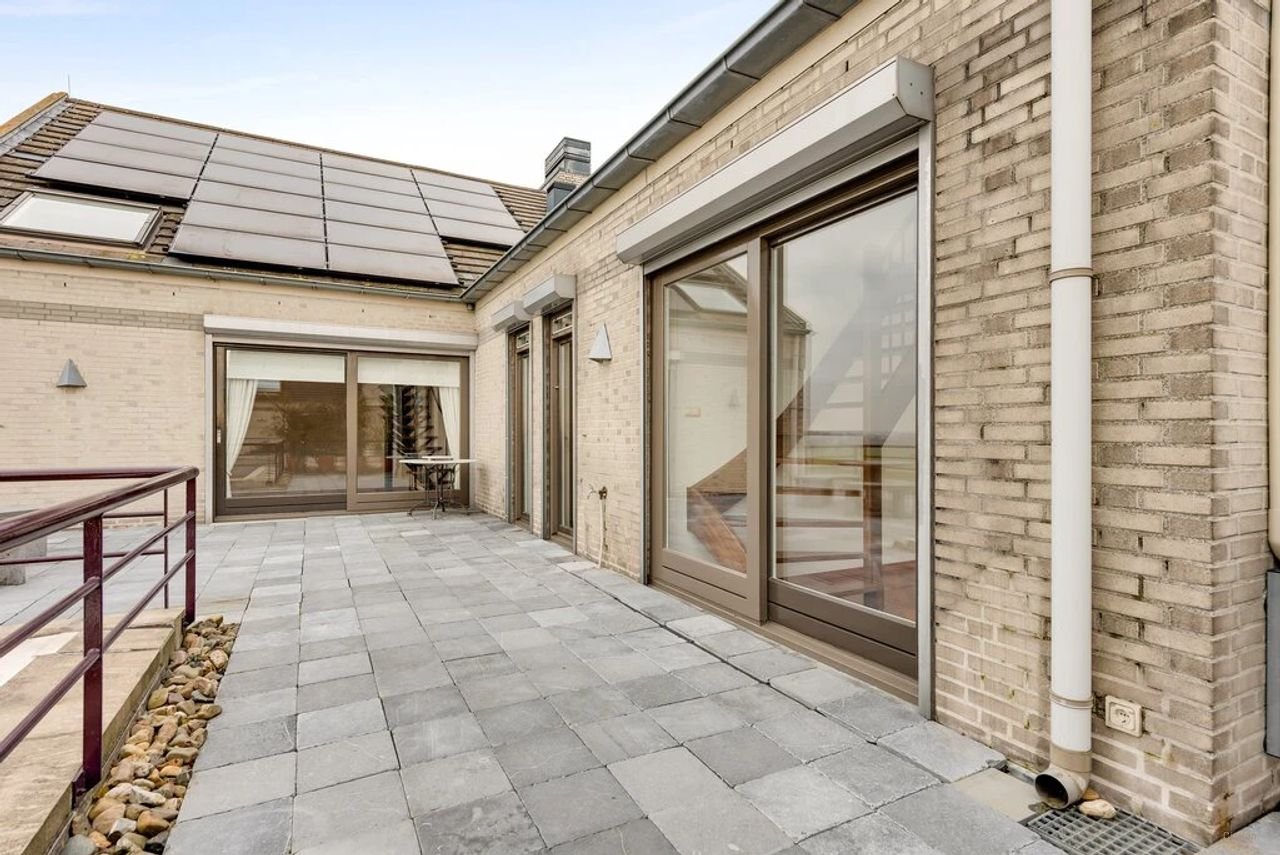 Spacious penthouse with Meuse River views - Image 38