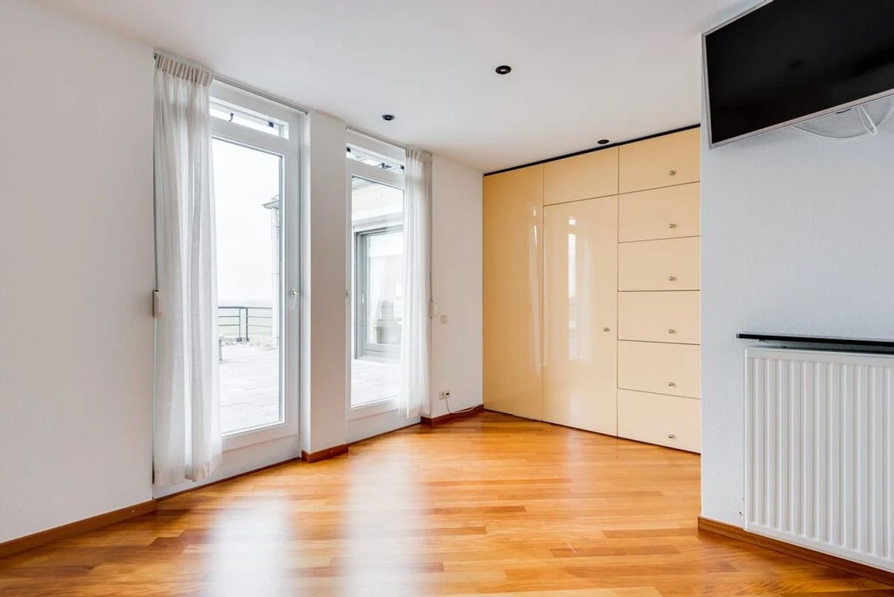 Spacious penthouse with Meuse River views - Image 20