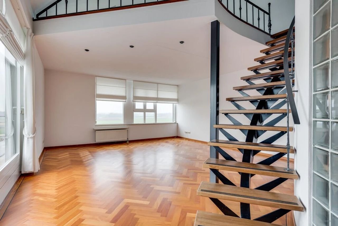 Spacious penthouse with Meuse River views - Image 10