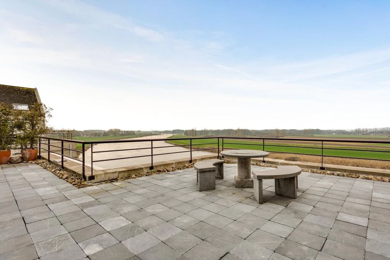 Spacious penthouse with Meuse River views - Image 35