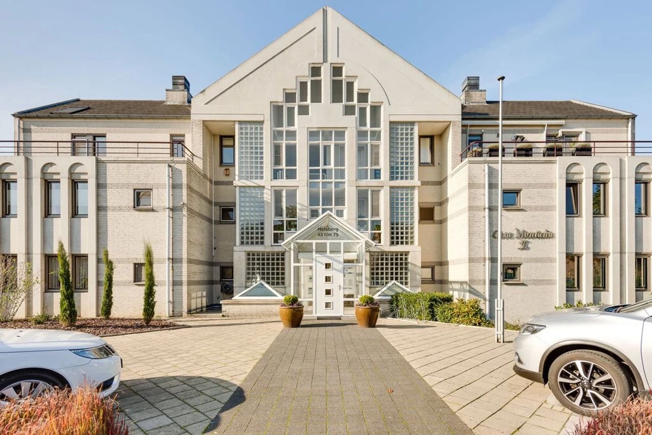 Spacious penthouse with Meuse River views - Image 1