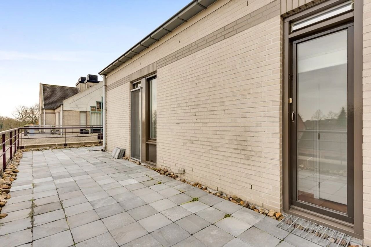 Spacious penthouse with Meuse River views - Image 40