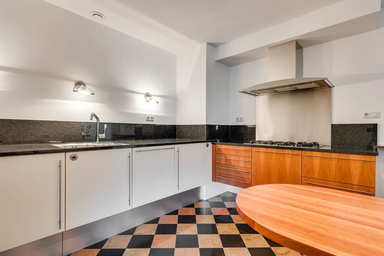 Spacious penthouse with Meuse River views - Image 16