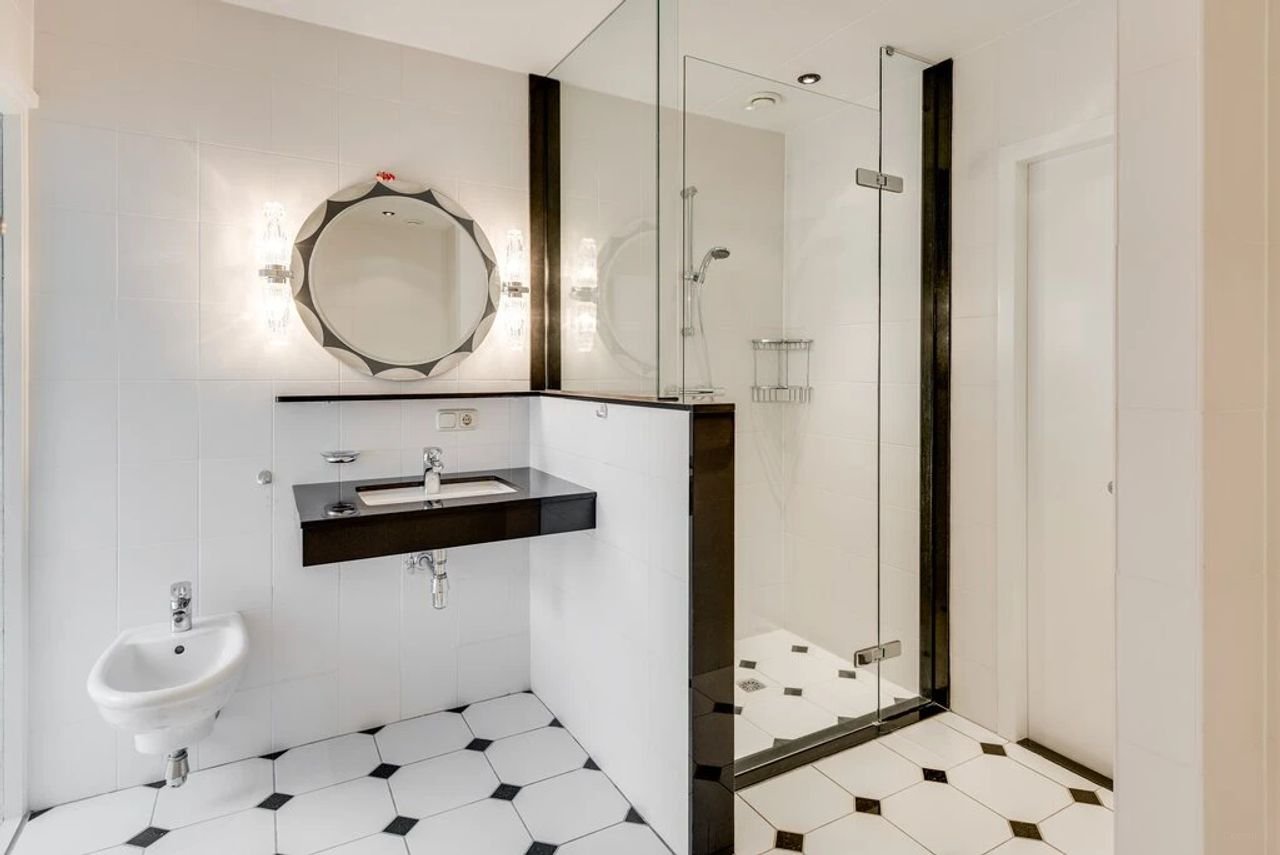 Spacious penthouse with Meuse River views - Image 23