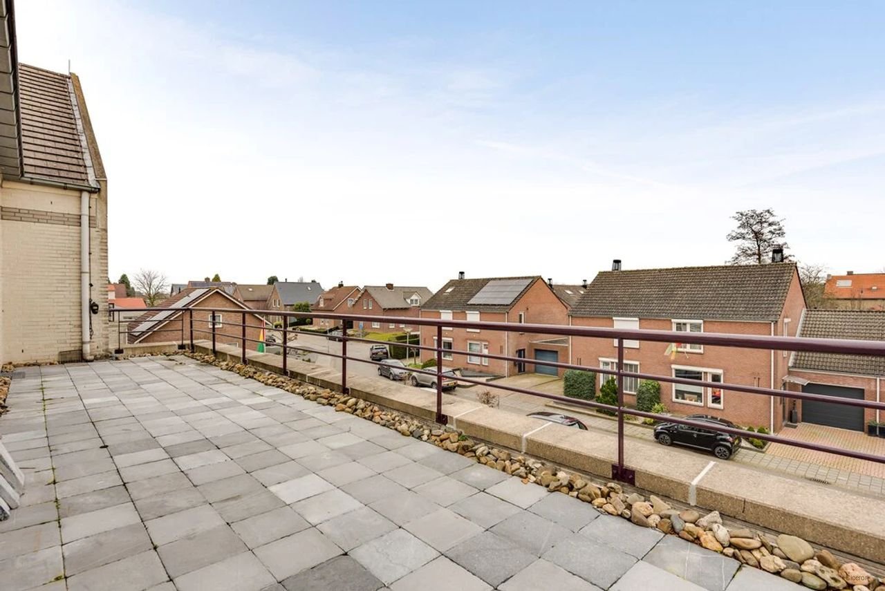 Spacious penthouse with Meuse River views - Image 39