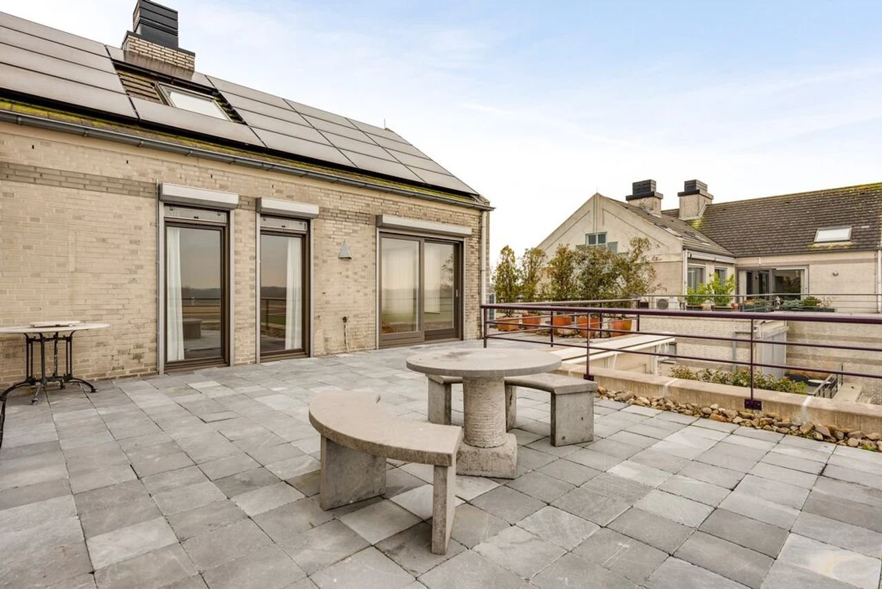 Spacious penthouse with Meuse River views - Image 36