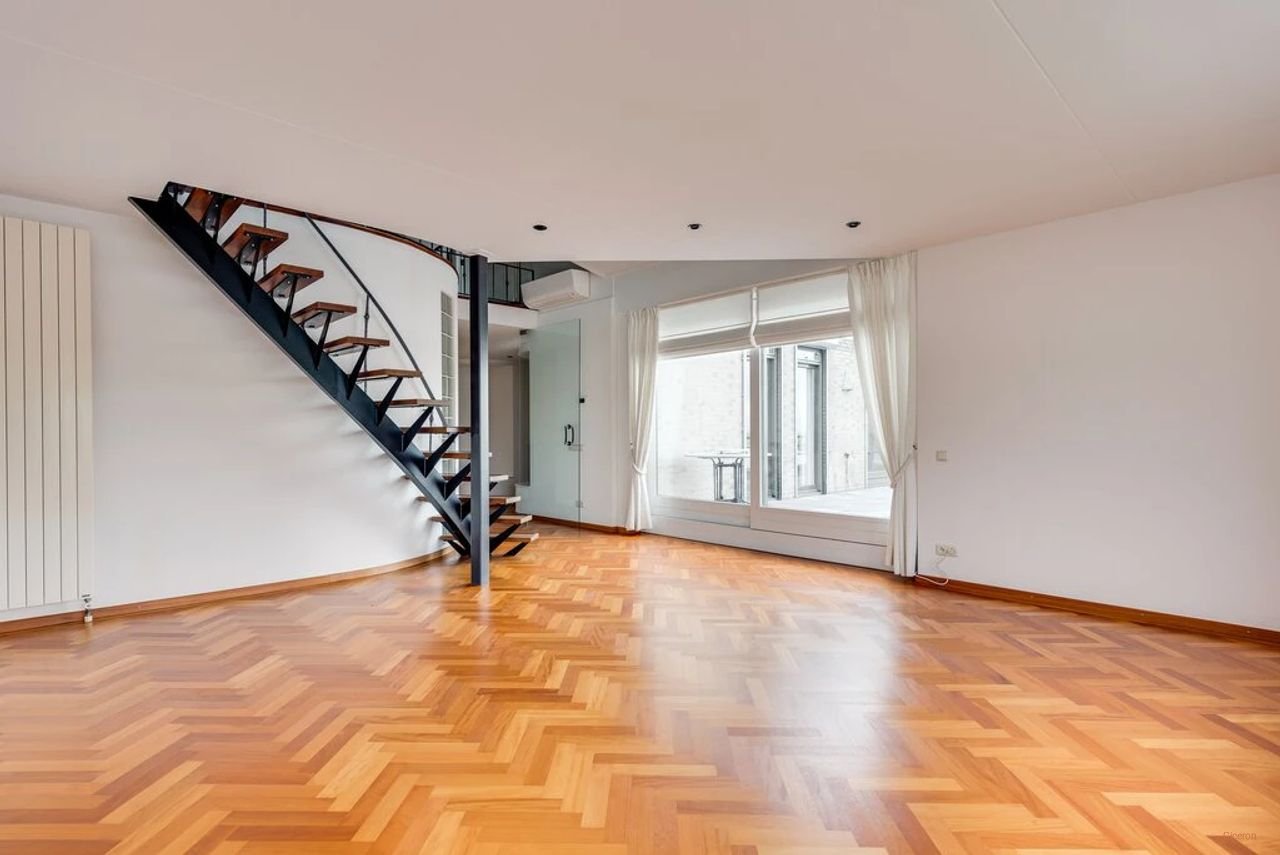 Spacious penthouse with Meuse River views - Image 9