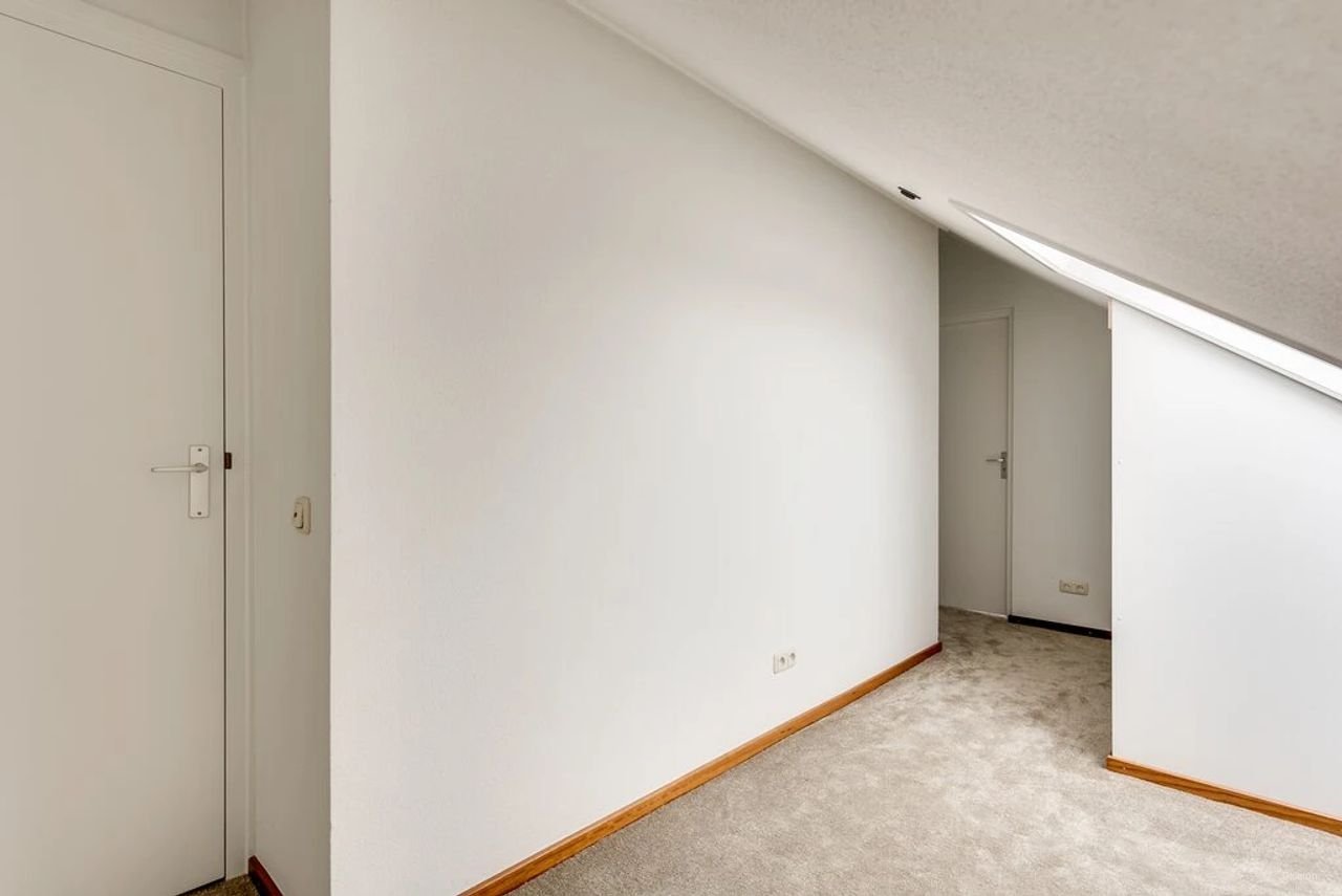 Spacious penthouse with Meuse River views - Image 32