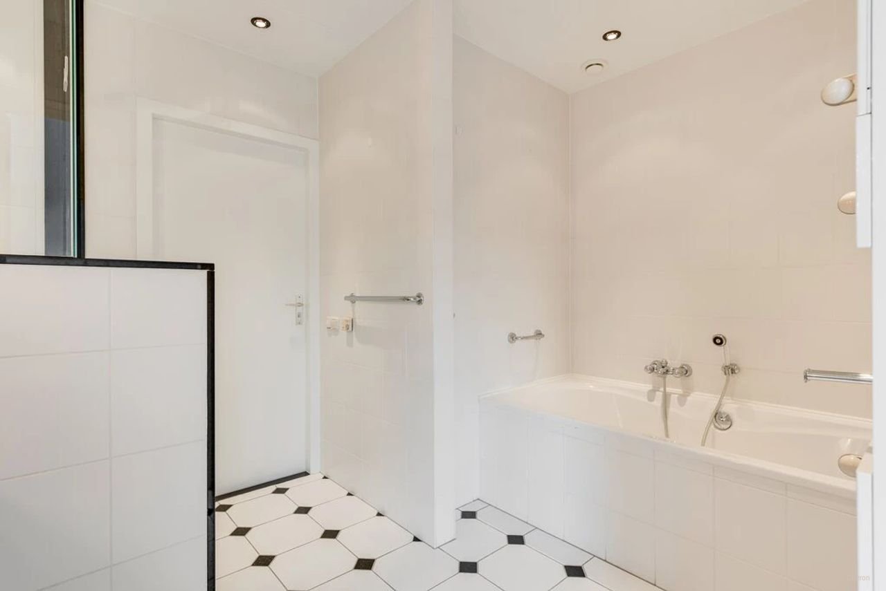 Spacious penthouse with Meuse River views - Image 21