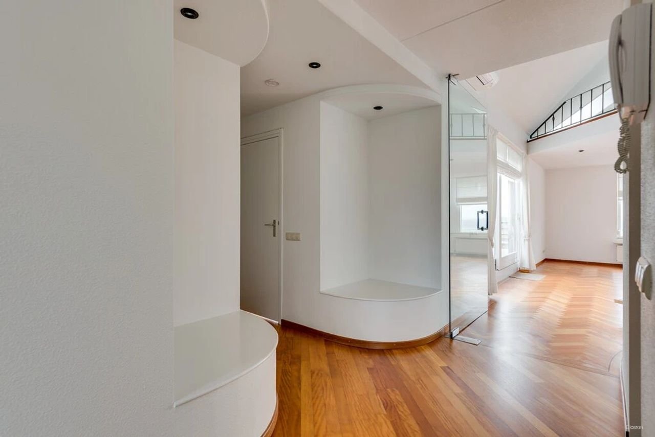 Spacious penthouse with Meuse River views - Image 7