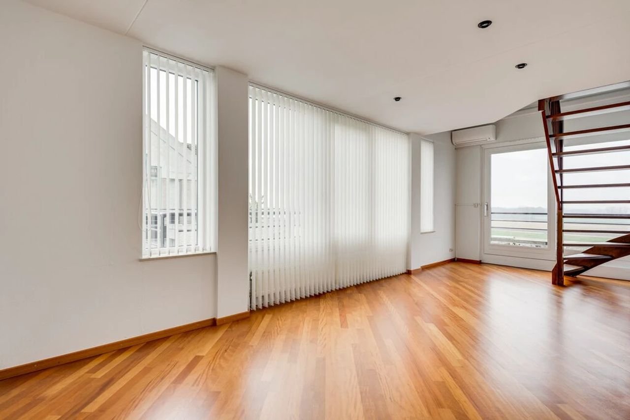 Spacious penthouse with Meuse River views - Image 25