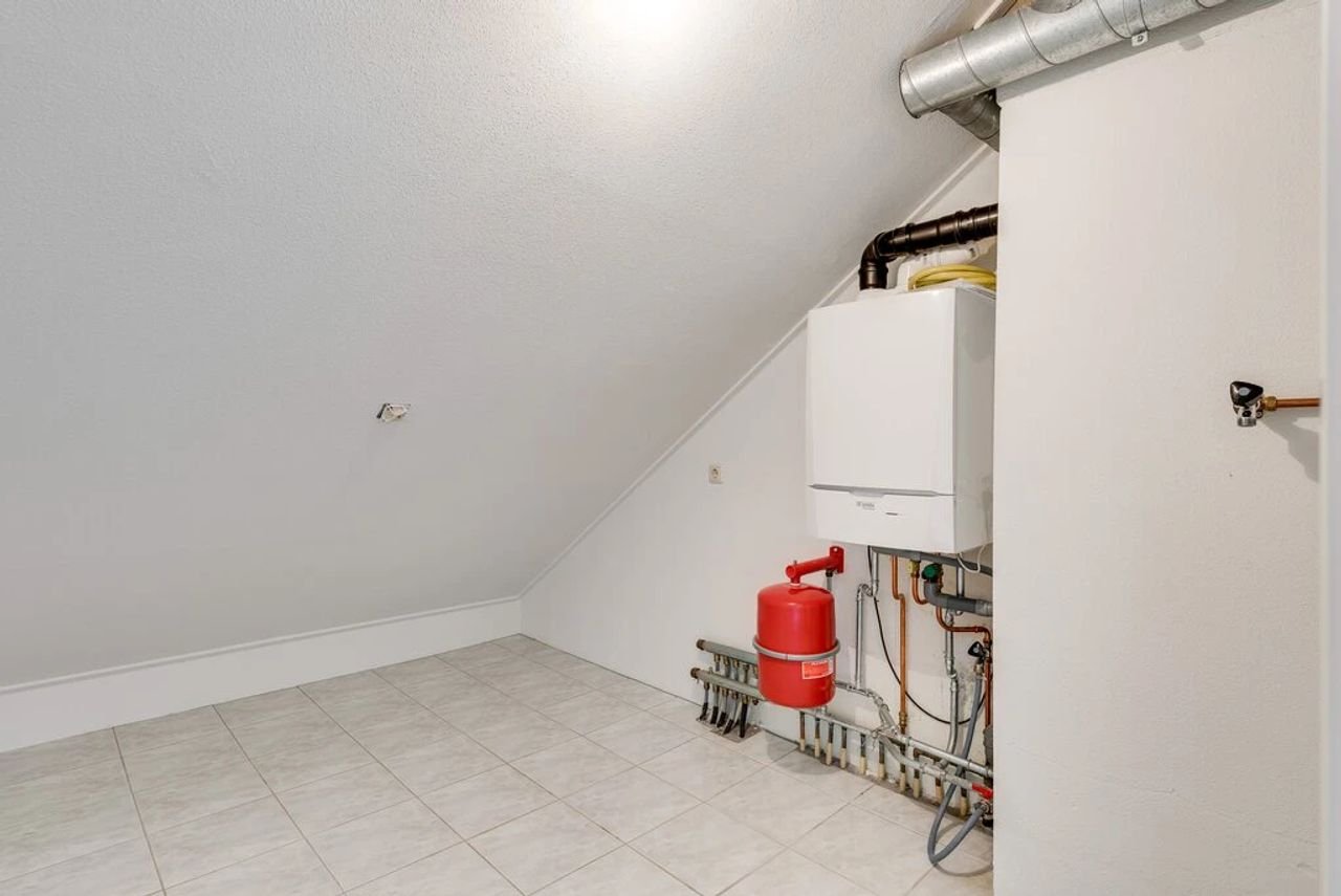 Spacious penthouse with Meuse River views - Image 33