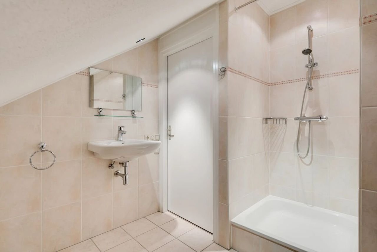 Spacious penthouse with Meuse River views - Image 30