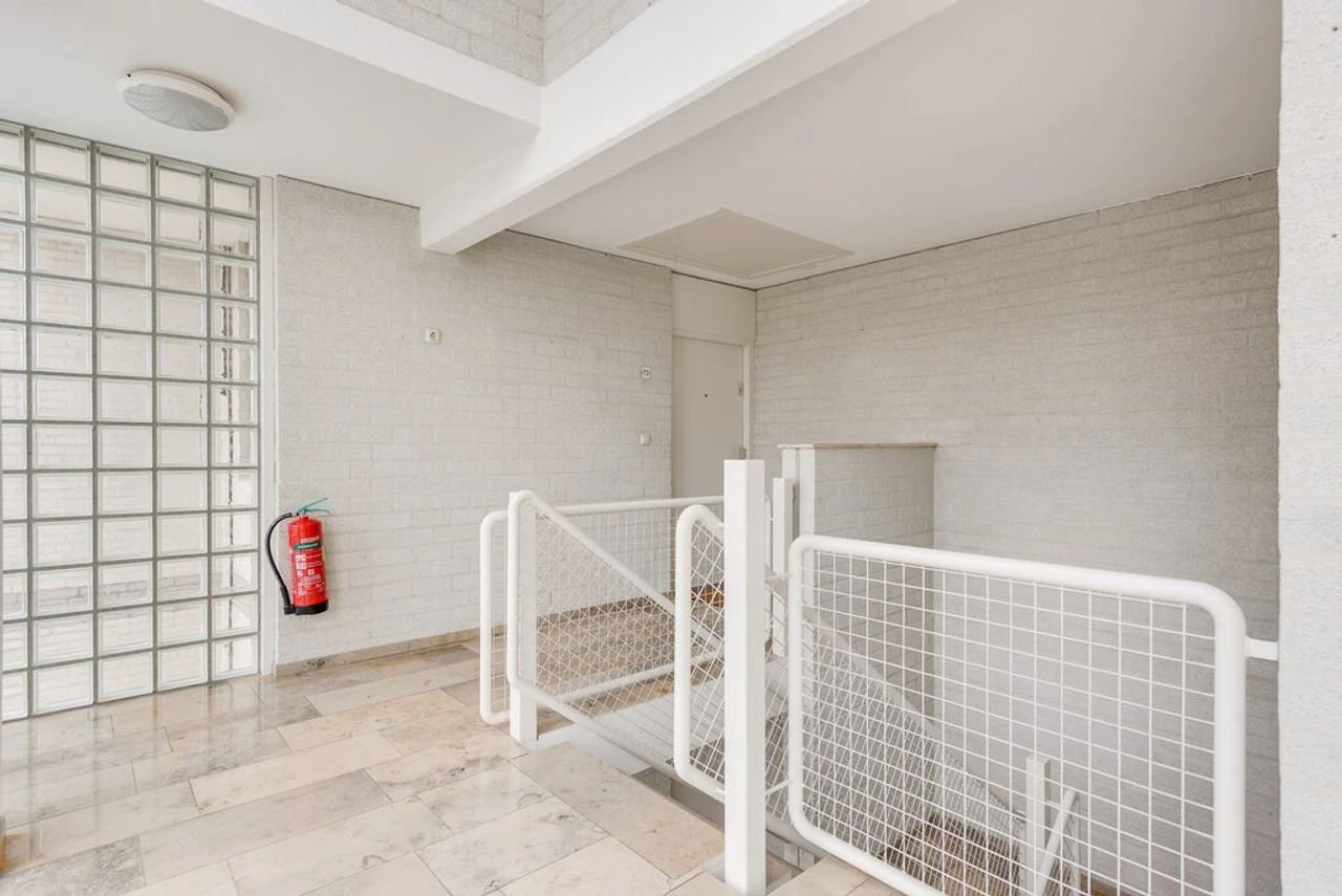 Spacious penthouse with Meuse River views - Image 6