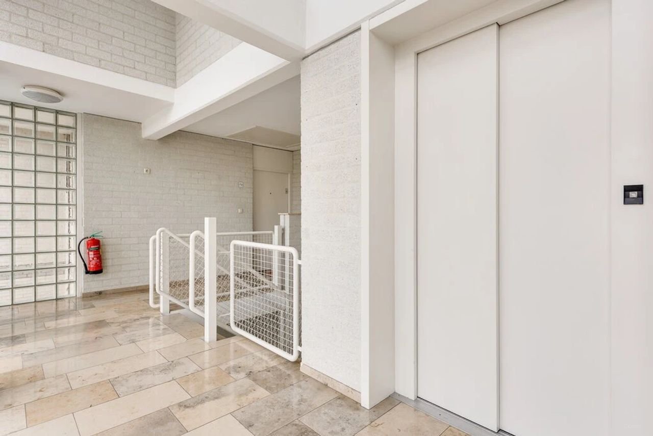 Spacious penthouse with Meuse River views - Image 5