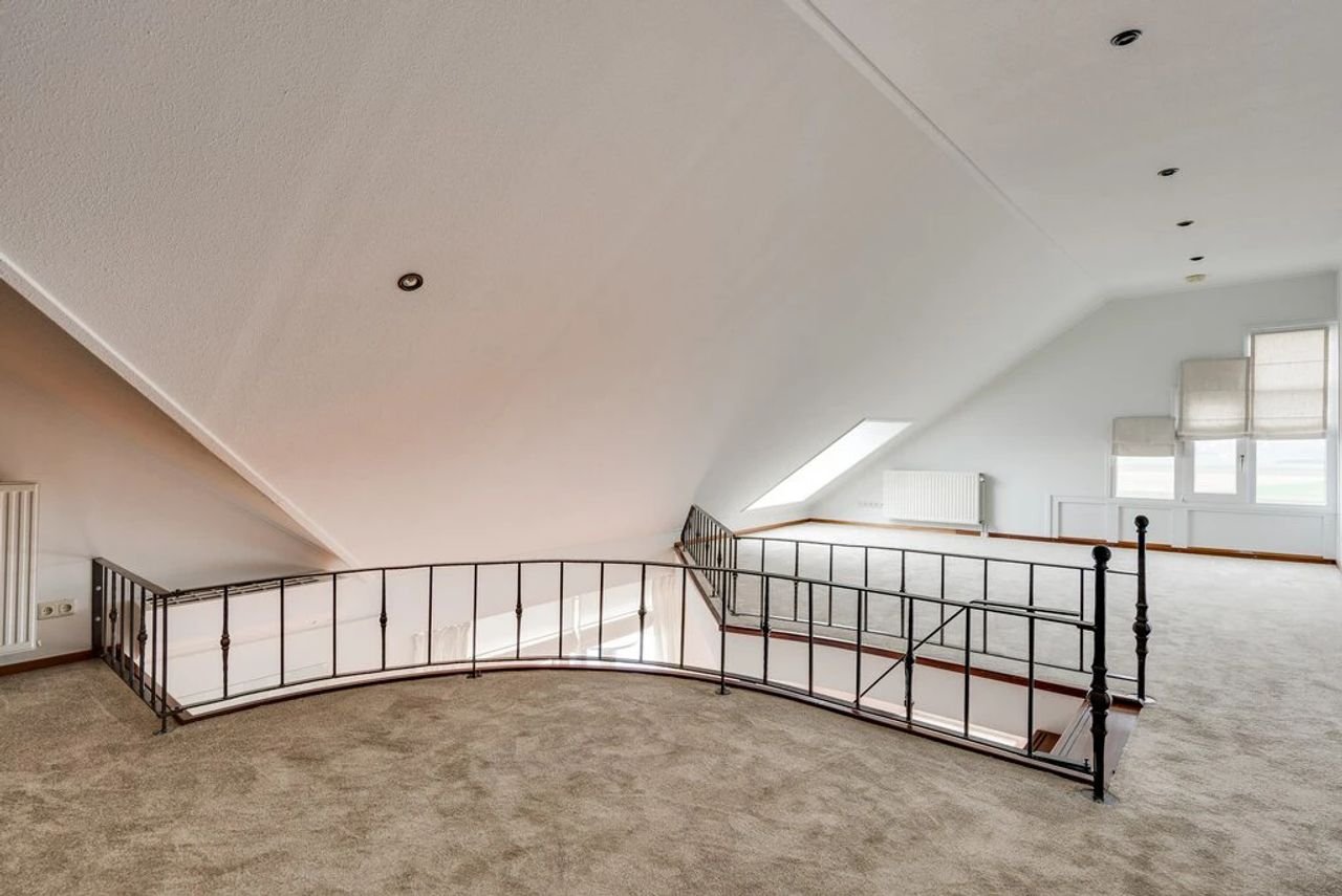 Spacious penthouse with Meuse River views - Image 11