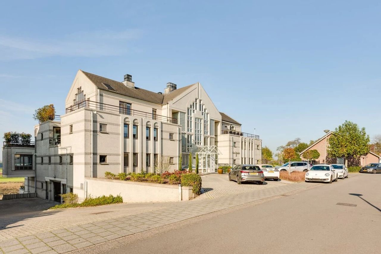 Spacious penthouse with Meuse River views - Image 2