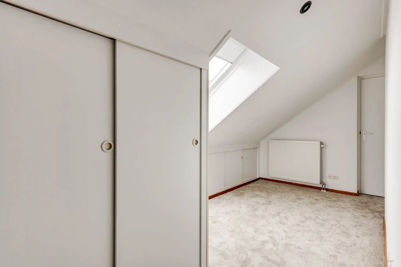 Spacious penthouse with Meuse River views - Image 29