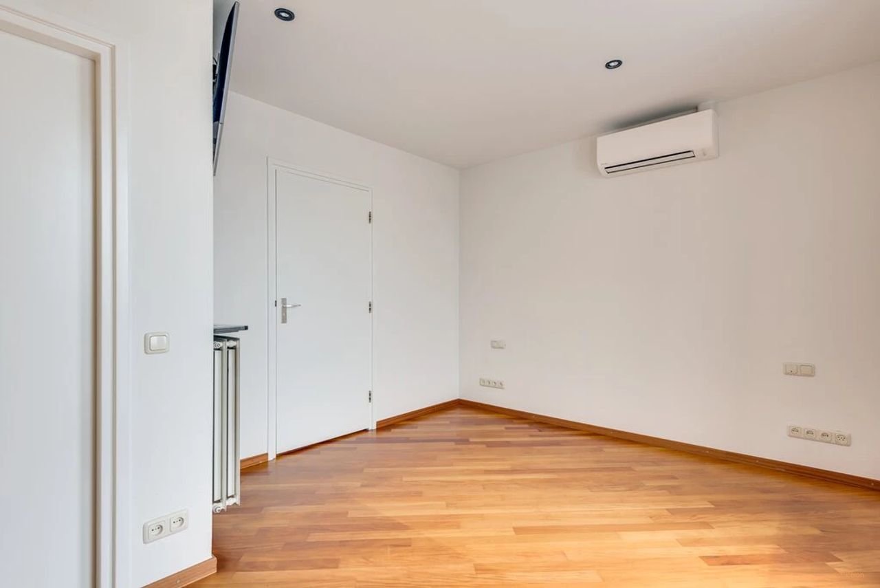 Spacious penthouse with Meuse River views - Image 19