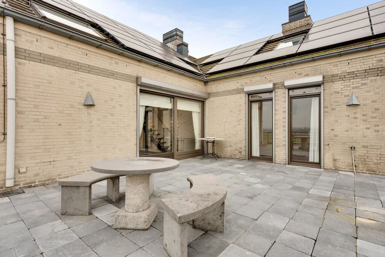 Spacious penthouse with Meuse River views - Image 37