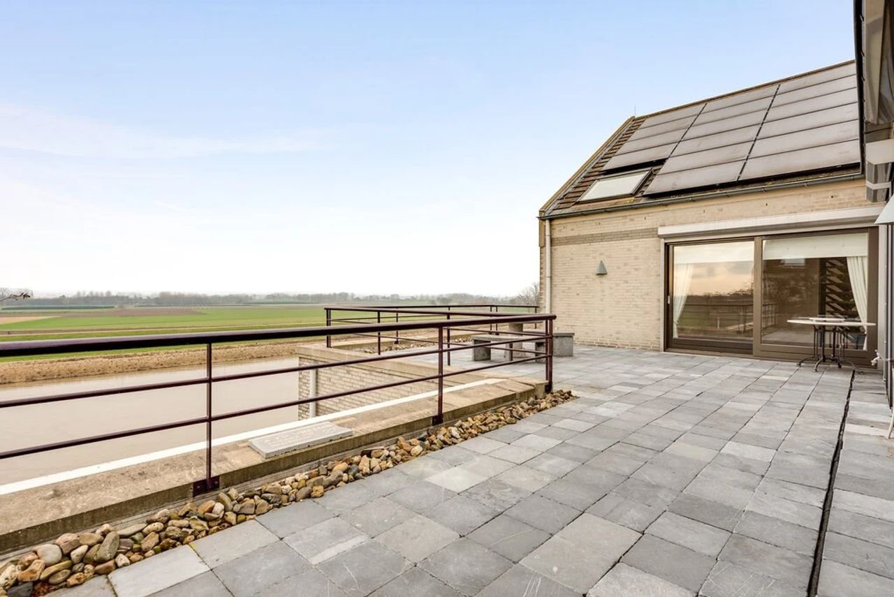 Spacious penthouse with Meuse River views - Image 34