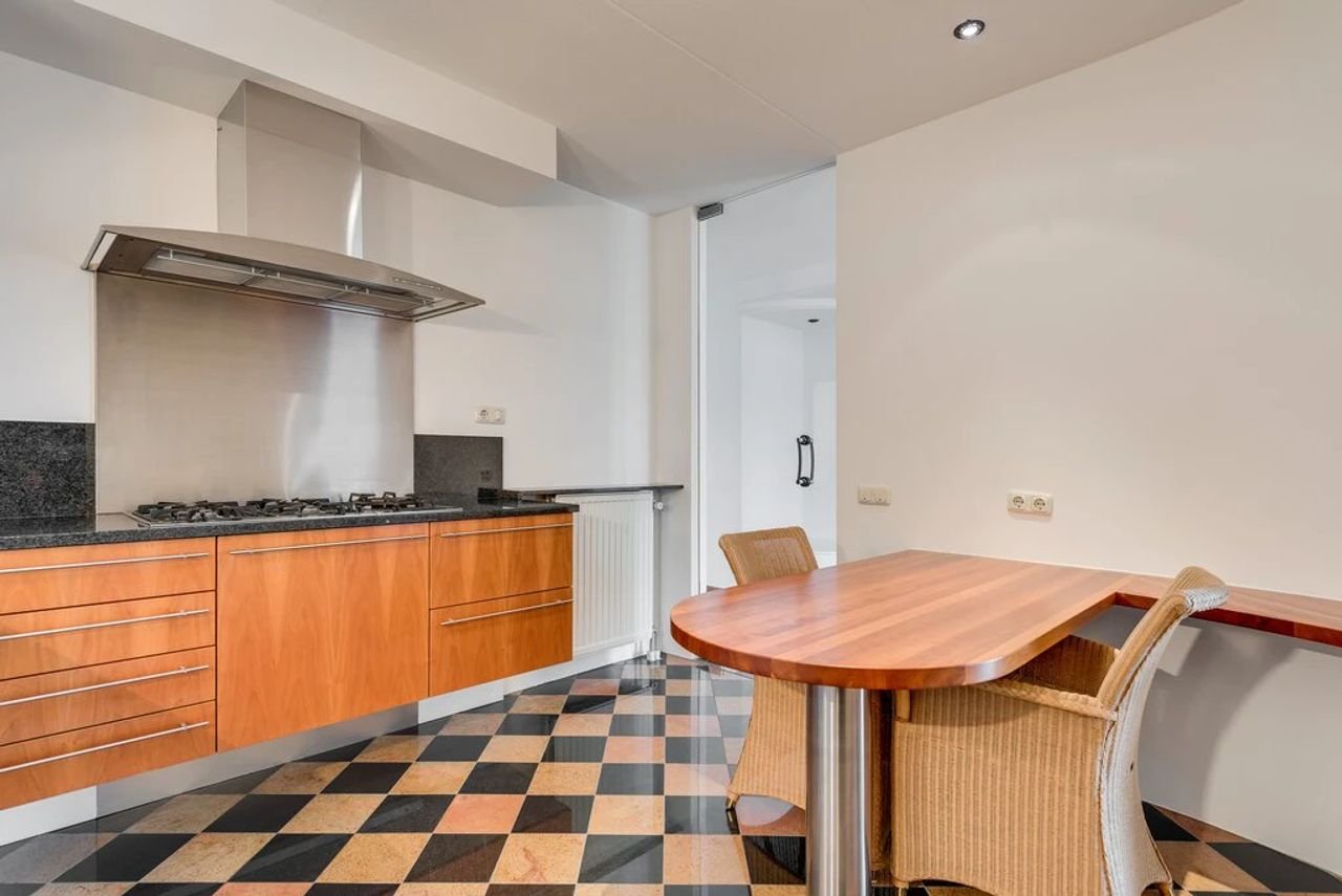 Spacious penthouse with Meuse River views - Image 17