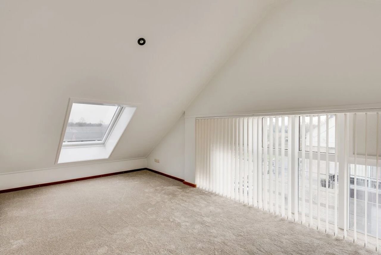 Spacious penthouse with Meuse River views - Image 28