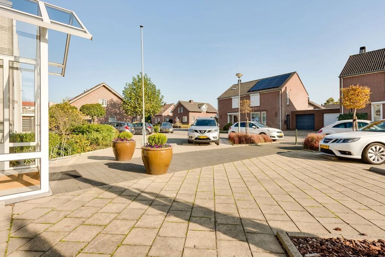 Spacious penthouse with Meuse River views - Image 3