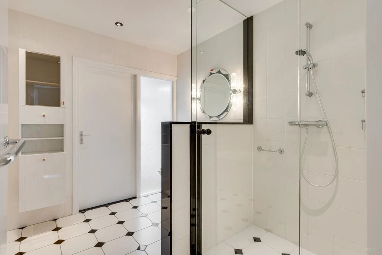 Spacious penthouse with Meuse River views - Image 22